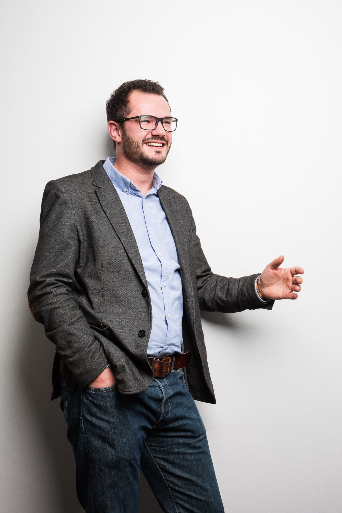 Prof. Böhm gestikuliert vor weißer Wand 